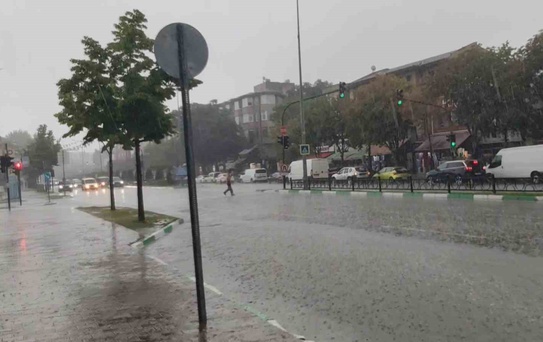 Bursa'da Aniden Yağmur Yolları Göle Döndürdü