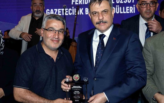 Feridun Fazıl Özsoy Başarılı Gazeteciler Ödül Töreni’nde İHA’ya ödül