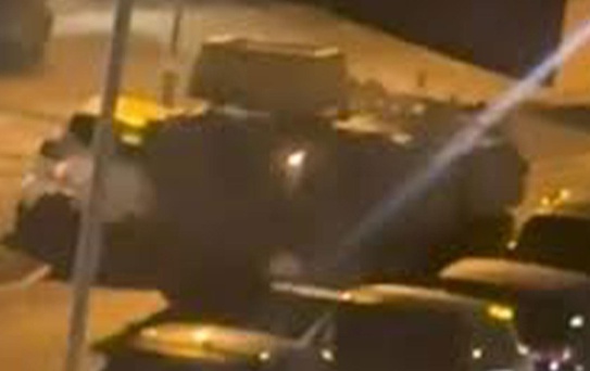 İngiltere’de askeri üste iki alkollü asker zırhlı araçla park halindeki taşıtlara çarptı
