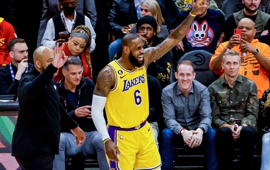 LeBron James, Philadelphia 76ers ile anlaştı
