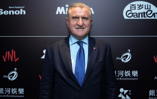 Bakan Bak'tan A Milli Kadın Voleybol Takımı'na tebrik