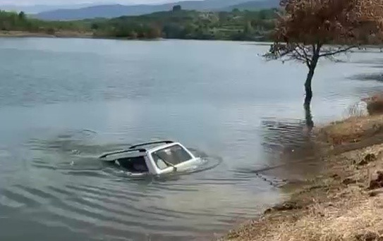 Baraja uçan otomobili cesur vatandaş kurtardı