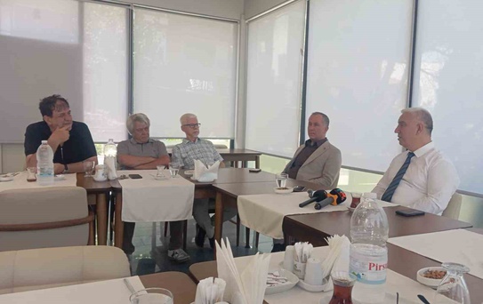 Bergama Belediye Başkanı, 19 meclis üyesi ile Yeni Parti’ye geçti