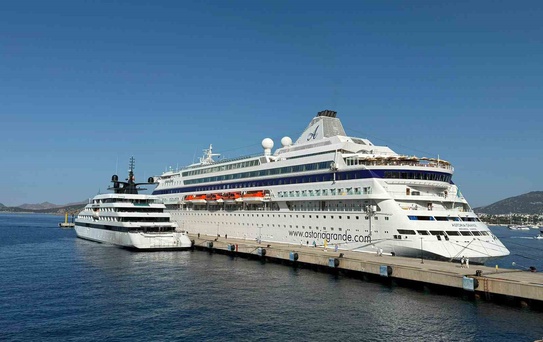 İki Lüks Yolcu Gemisi Bodrum'a Demir Attı