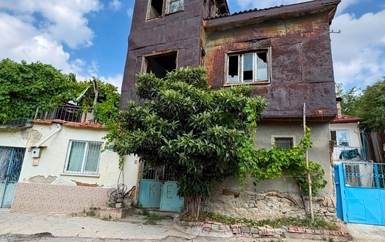 Burdur Belediyesi, Tepe Mahallesi’ndeki riskli yapının yıkılmasını sağladı