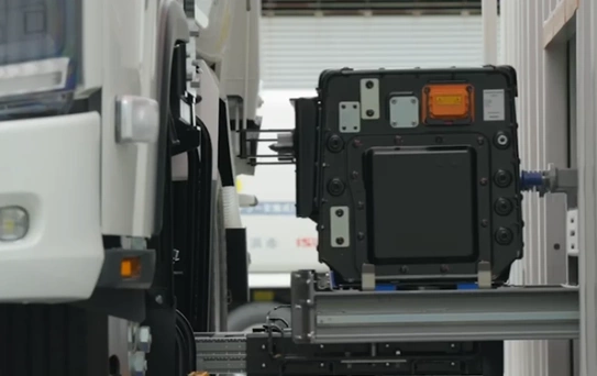 Isuzu, Elektrikli Çöp Kamyonları için Hızlı Batarya Değişim Sistemi Geliştiriyor