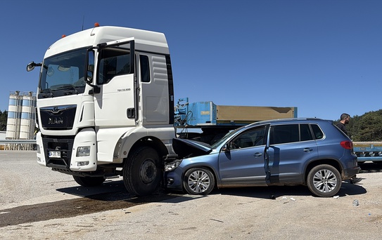 Kastamonu'da Otomobil-Tır Çarpışması: 4 Yaralı