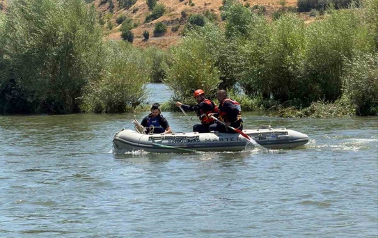 Bingöl'de baraj kapakları açılınca nehrin ortasında mahsur kalan piknikçi AFAD tarafından kurtarıldı