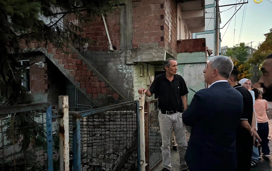 Başkan Ömeroğlu yangın mağduru aileyi yalnız bırakmadı