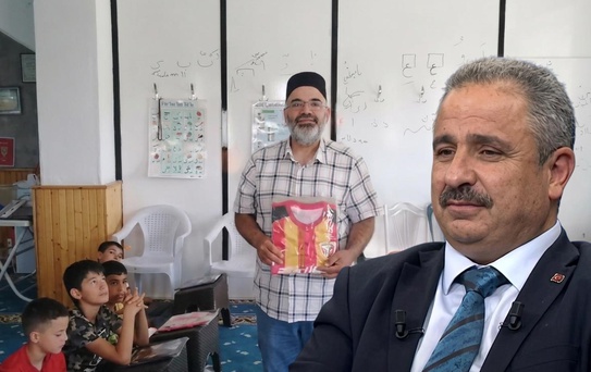 Gazeteci Sinan Burhan’dan öğrencilere Kayserispor forması hediyesi