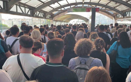 İstanbullunun ulaşım çilesi: Mecidiyeköy metrobüs istasyonunda yürüyen merdiven arızası yoğunluğa neden oldu