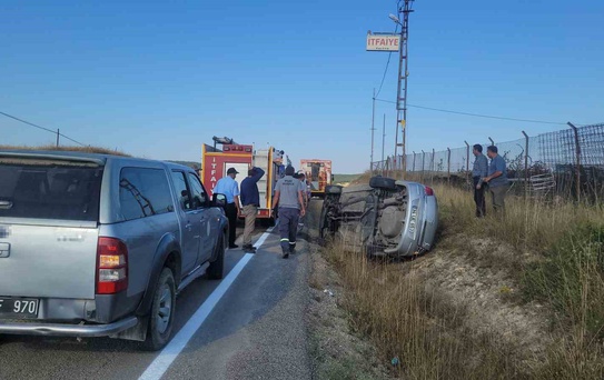 Karabük’te otomobil devrildi, 2 kişi yaralandı