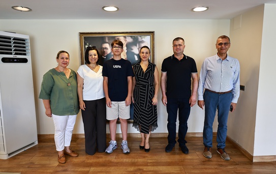 Selçuk'un gururu Emirhan Kaptan'a TEMA Vakfı bağışıyla tebrik