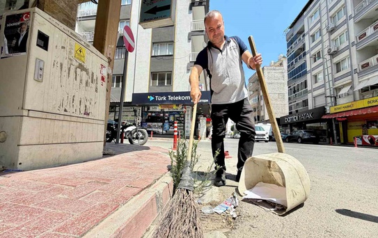 Sosyal medyada milyonlarca izlenmeye ulaşan temizlik personeli sesiyle hayran bırakıyor