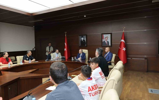 Vali Hatipoğlu Sporcuları Kabul Etti