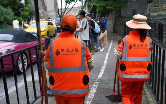 Nanjing'de Temizlik İşçilerine Soğutucu Yelek