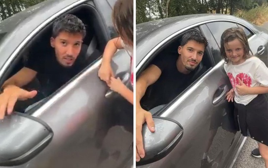 Altay Bayındır, önünü kesen minik taraftarla geleceğine dair konuştu