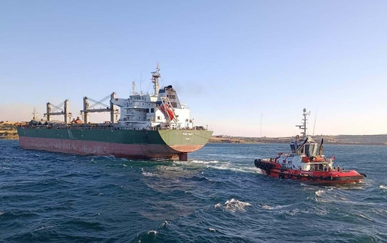 Çanakkale Boğazı'nda Karaya Oturan Geminin Kurtarma Çalışmaları Başladı