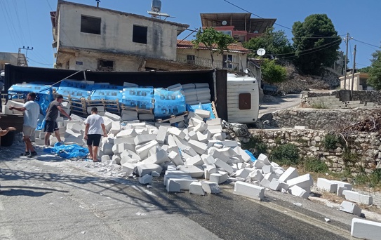 Kamyon Devrildi, Şoför Kurtuldu