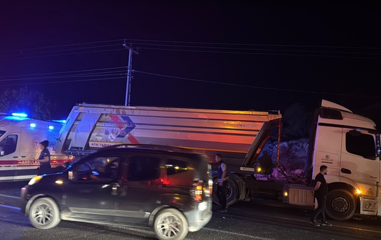 Mardin'de otomobil ile kamyon kafa kafaya: 2 ölü, 6 yaralı