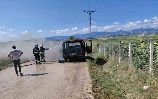 Samsun’da servis aracı yandı, geriye demir yığını kaldı
