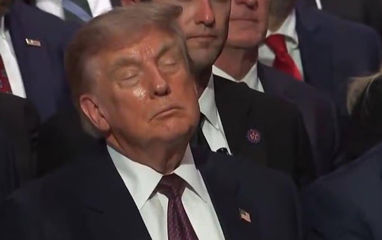 Trump, Senatör Graham'ın cenazesinde uyuyakaldı! O anlar gündem oldu