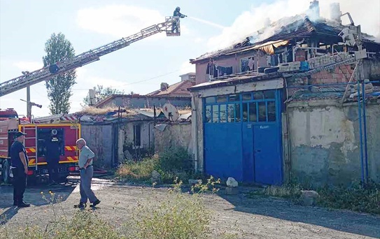 Akşehir'de Ev Yangını Söndürüldü