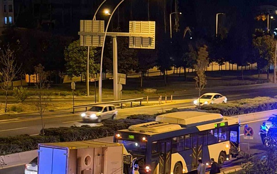 Keçiören'de Kamyonet EGO Otobüsüne Çarptı