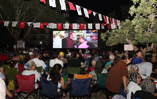 Bayraklı'da açık hava sinema günleri devam ediyor