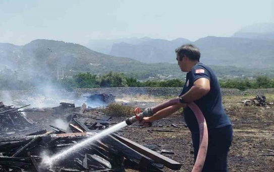 Hatay'da Ahşap Palet Deposunda Yangın