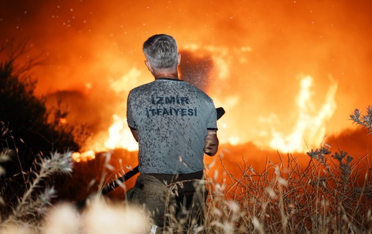 Gömeç'teki orman yangını Bergama sınırlarına ulaştı, Çandarlı'daki iki yangın kontrol altına alındı