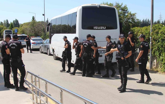 Husumetlilerine ateş açtı, yoldan geçen başkasını öldürdü