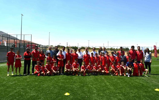 Karaman’ın Kazımkarabekir ilçesinde yaz futbol kursu açıldı