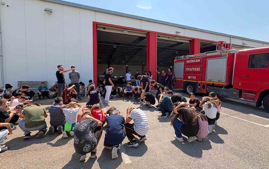Öğrenciler itfaiyeciliği yerinde öğrendi