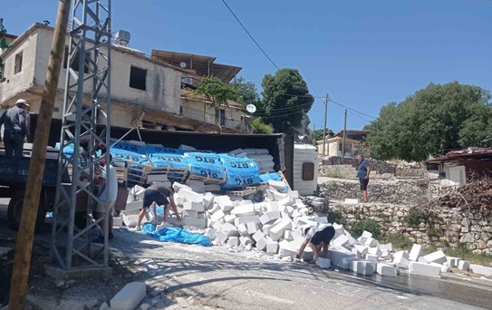 Yayladağı'nda Tır Devrildi: Sürücü Yaralandı