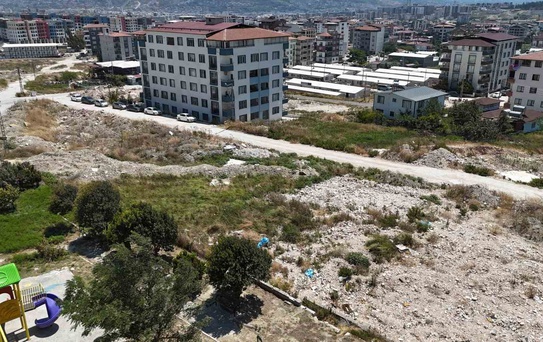 Defne Belediyesi’nin kaçak dökümlere ’Dur’ diyememesi, sokakta moloz dağları oluşmasına neden oldu