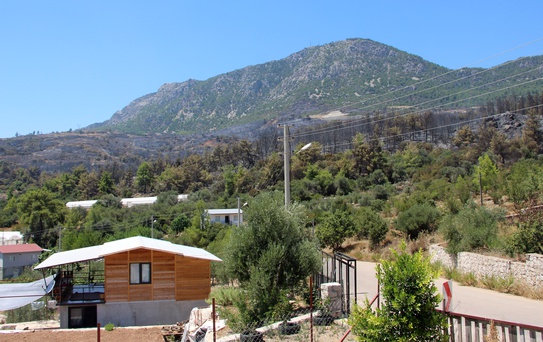Kumluca'daki Yangın: Emekli İtfaiyeci Evini Kurtardı