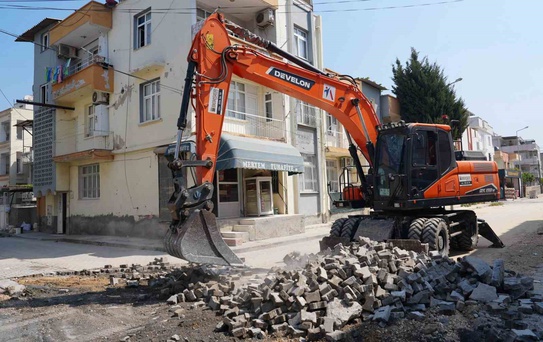 Tarsus’ta 17 sokak 10 bin ton sıcak asfaltla yenilendi