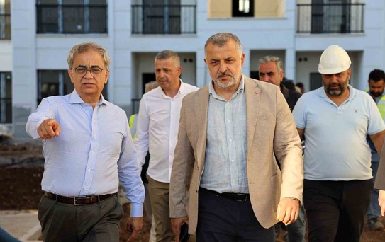 Baraçlı, Kartepe Evleri’ndeki son hazırlıkları yerinde değerlendirdi