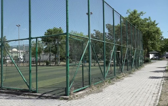 Bornova'da 5 halı saha yenilendi, yeni tesisler de yapılacak