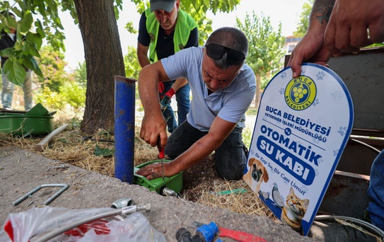 Buca’da parklara 'otomatik su kapları' yerleştirildi