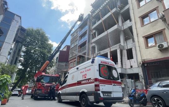 Çatıdaki çıplak şahıs intihar paniğine neden oldu: Turist olduğu ortaya çıktı