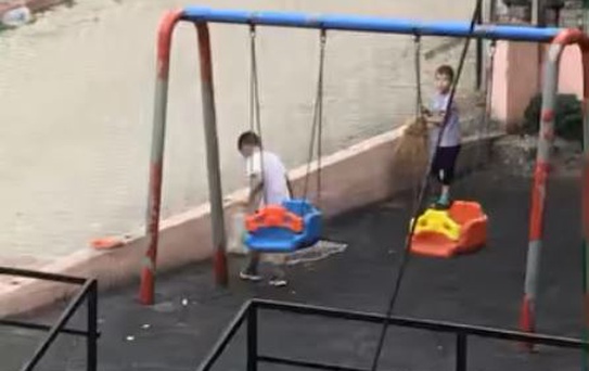 Çocuklardan Park Temizliği
