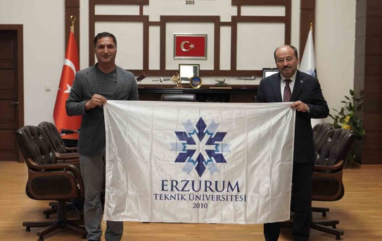 ETÜ Bayrağı Ağrı Dağı'nda Dalgalandı
