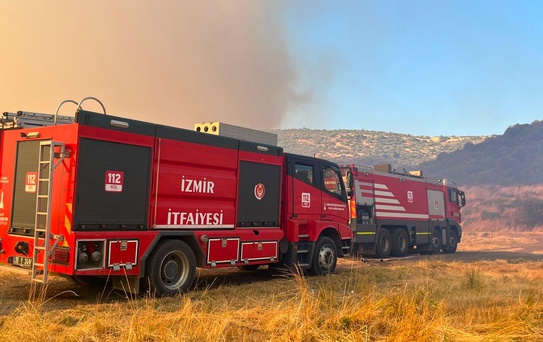 Foça'daki yangında kritik noktalar için alarm: İzmir İtfaiyesi seferber oldu