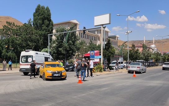 Bingöl'de Taksi ile Otomobil Çarpıştı