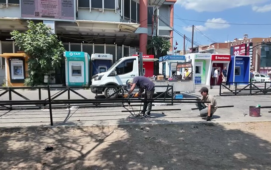 Bornova Belediyesi'nden motokuryeler ve vatandaşlar için gölgelik uygulaması