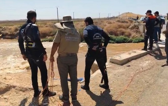 Dereye uçan otomobilin sürücüsü kayboldu