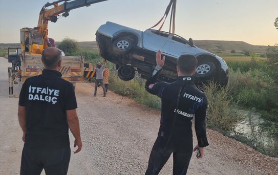 Silvan'da Pikap Su Kanalına Düştü