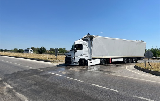 Edirne'de Tır Devrildi, Yol Kapandı